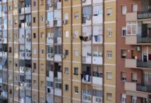 Sanciones a 31 pisos turísticos ilegales en un edificio junto a Sant Pau ¿Cuál es la media en la bajada de precio del alquiler en Barcelona?
