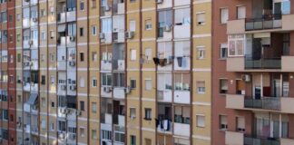 Sanciones a 31 pisos turísticos ilegales en un edificio junto a Sant Pau ¿Cuál es la media en la bajada de precio del alquiler en Barcelona?