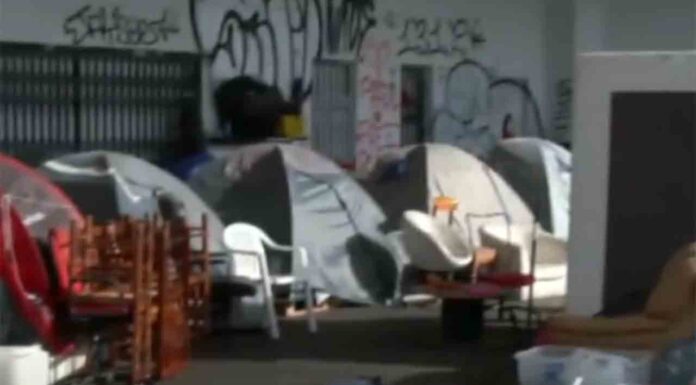 Desalojan el asentamiento de la antigua gasolinera del Poblenou Desalojan el asentamiento de la antigua gasolinera del Poblenou