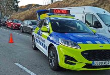 Lanzan un arma de fuego desde un coche que se daba a la fuga Detienen a un Maikel Jordan falso en un control en Nou Barris