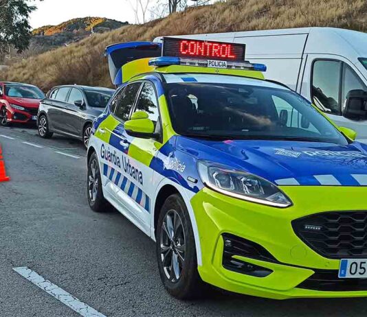 Lanzan un arma de fuego desde un coche que se daba a la fuga Detienen a un Maikel Jordan falso en un control en Nou Barris