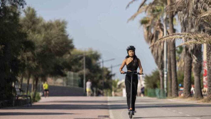 Resumen del texto sobre la nueva normativa de movilidad 1. Prohibición de aparcamiento de motos en aceras cercanas a entornos sensibles La nueva normativa prohibirá estacionar motocicletas en las aceras de zonas cercanas a escuelas y hospitales, alineándose con el marco estatal y priorizando la convivencia, la seguridad vial y la protección de los peatones. 2. Regulación de vehículos de movilidad personal (VMP) Se refuerzan las reglas para el uso de VMP: Uso unipersonal: Solo puede circular una persona por vehículo. Seguridad obligatoria: Uso de casco y luces (delanteras y traseras). Restricciones: Velocidad máxima: 25 km/h, y 10 km/h en carriles bici ubicados en aceras. Edades: Prohibido su uso a menores de 16 años. Espacios de circulación: Carriles bici y calles con límites de velocidad de 30 km/h o menos. Aceras: Prohibido circular, salvo adultos que transporten menores o acompañen a niños menores de 12 años. En caso de aglomeraciones, ciclistas y usuarios de VMP deben bajar del vehículo. 3. Uso exclusivo de las aceras para peatones Se refuerza que las aceras son exclusivas para peatones, excepto en situaciones específicas como las mencionadas. 4. Restricciones adicionales de estacionamiento de motos Se amplían las prohibiciones para motos: Aceras en entornos escolares y hospitalarios. Vados peatonales, carriles bici y áreas frente a contenedores. 5. Normativa para bicicletas y VMP en distribución urbana de mercancías Se permitirá el uso de espacios de carga y descarga, siempre con las mismas condiciones que vehículos a motor. Prohibido utilizar carriles bici para carga y descarga. 6. Próximos pasos El proyecto será evaluado en la Comisión de Ecología, Urbanismo, Movilidad y Vivienda, con una votación prevista en el plenario de noviembre. Esta normativa busca mejorar la convivencia entre los distintos modos de transporte y garantizar la seguridad en las calles de la ciudad.