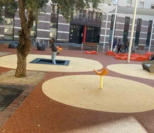 La plaza de las Caramelles se transforma en un espacio de juegos La plaza de las Caramelles se transforma en un espacio de juegos