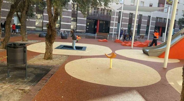 La plaza de las Caramelles se transforma en un espacio de juegos La plaza de las Caramelles se transforma en un espacio de juegos