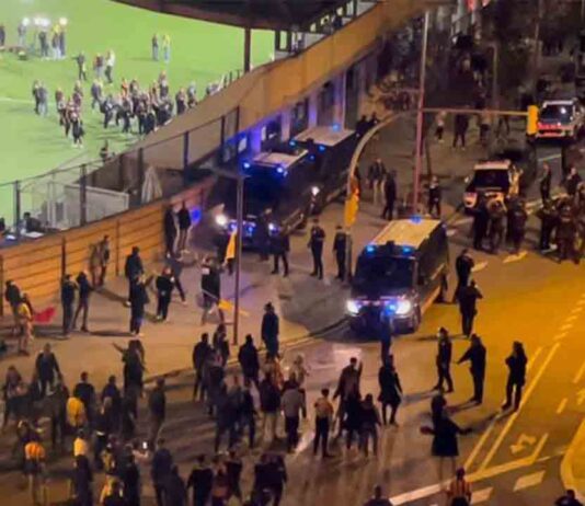 Los Mossos cargan contra aficionados del Europa tras el derbi Los Mossos cargan contra aficionados del Europa tras el derbi
