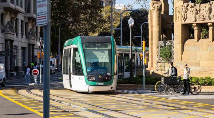 Acuerdo para que el tranvía llegue hasta Francesc Macià No habrá fiesta en la inauguración del tranvía en la Diagonal