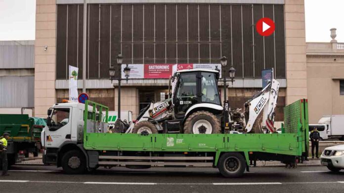 Salen hacia Valencia ocho vehículos de la flota de servicios urbanos de Barcelona