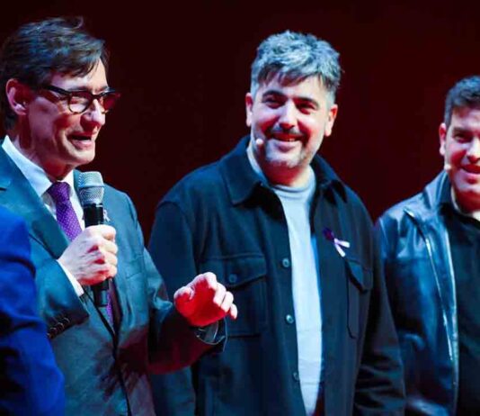 Salvador Illa entrega el premio Catalán del Año a Estopa Salvador Illa entrega el premio Catalán del año a Estopa