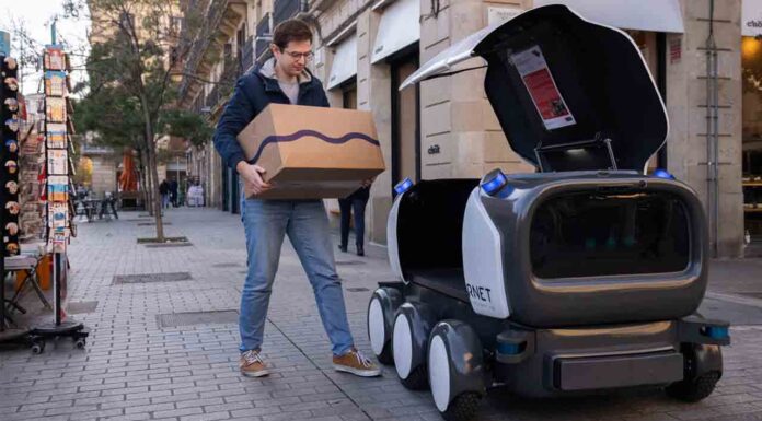 Un robot autónomo de reparto recorre las calles del Born Un robot autónomo de reparto recorre las calles del Born