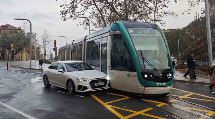 Accidente entre un tranvía y un turismo en la Diagonal Accidente entre un tranvía y un turismo en la Diagonal