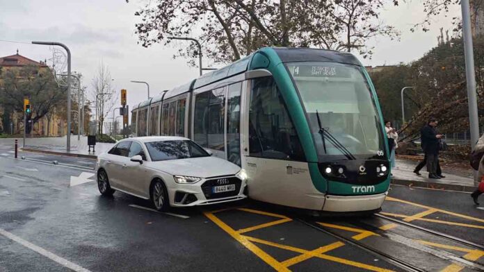 Accidente entre un tranvía y un turismo en la Diagonal