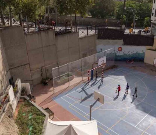 Barcelona abre un patio escolar en cada distrito durante Navidad Barcelona abre un patio escolar en cada distrito durante Navidad