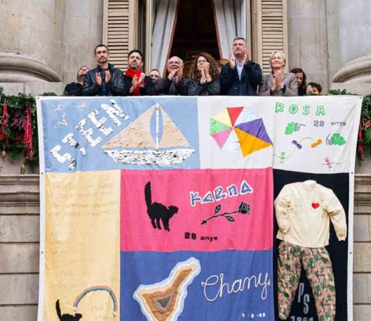 Barcelona despliega el Tapiz Memorial del Sida desde el balcón del Ayuntamiento Barcelona despliega el Tapiz Memorial del Sida desde el balcón del Ayuntamiento