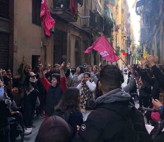 Concentración en el Raval para parar el desahucio de una familia con dos menores Concentración en el Raval para parar el desahucio de una familia con dos menores
