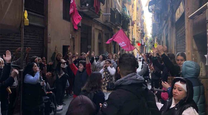 Concentración en el Raval para parar el desahucio de una familia con dos menores Concentración en el Raval para parar el desahucio de una familia con dos menores