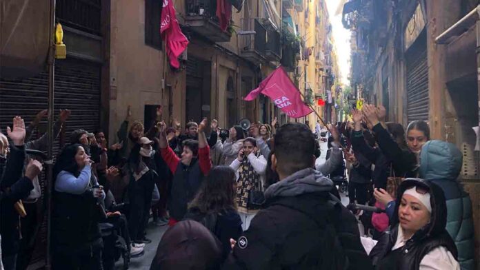 Concentración en el Raval para parar el desahucio de una familia con dos menores
