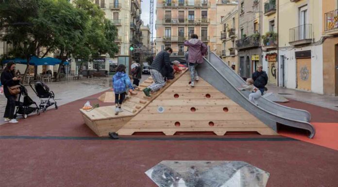 Los juegos de la plaza de la Revolución de la Vila de Gràcia ya son accesibles Los juegos de la plaza de la Revolución de la Vila de Gràcia ya son accesibles