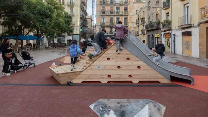 Los juegos de la plaza de la Revolución de la Vila de Gràcia ya son accesibles