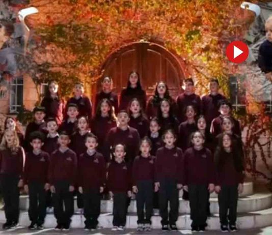 Los niños de Ramallah Friends School cantan un villancico para visibilizar el genocidio en Palestina Los niños de Ramallah Friends School cantan un villancico para visibilizar el genocidio en Palestina