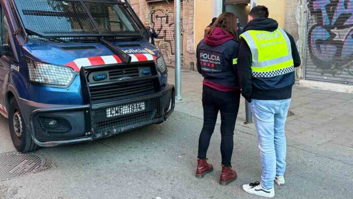 Operativo en el Raval contra un grupo dedicado a la explotación sexual