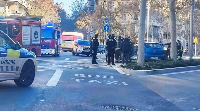 Un coche choca con el tranvía en el nuevo tramo de la Diagonal Un coche choca con el tranvía en el nuevo tramo de la Diagonal