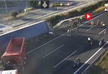 Los Bomberos excarcelan a un camionero que ha volcado en la Ronda Litoral Los Bomberos excarcelan a un camionero que ha volcado en la Ronda Litoral