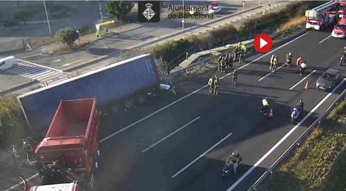 Los Bomberos excarcelan a un camionero que ha volcado en la Ronda Litoral Los Bomberos excarcelan a un camionero que ha volcado en la Ronda Litoral