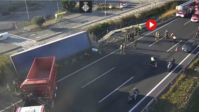 Los Bomberos excarcelan a un camionero que ha volcado en la Ronda Litoral