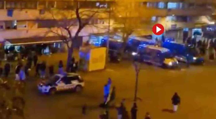 Ataque a los Mossos en La Mina durante un intento de ocupación Ataque a los Mossos en La Mina