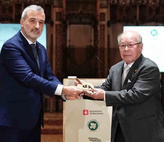 Barcelona se une a los Hibakusha en la defensa de la paz y el desarme nuclear Barcelona se une a los Hibakusha en la defensa de la paz y el desarme nuclear
