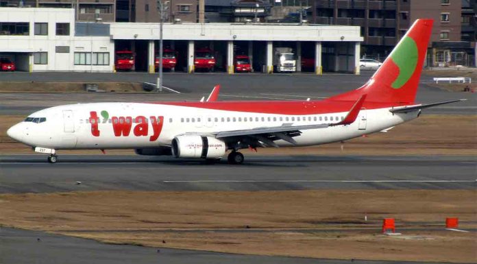 Detenido por agredir sexualmente a una azafata en un vuelo Seúl-Barcelona Detenido por agredir sexualmente a una azafata en un vuelo Seúl-Barcelona