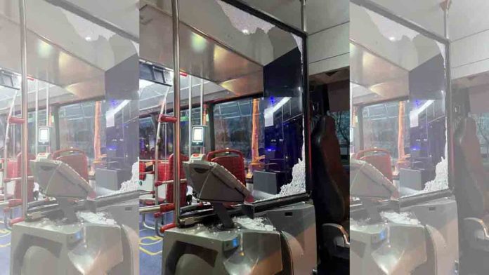 Detenido por romper el cristal de una cabina de bus de un puñetazo