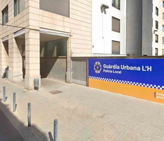 Entra armado en la comisaría de la Guardia Urbana de Hospitalet Entra armado con tres cuchillos en la comisaría de la Guardia Urbana de Hospitalet