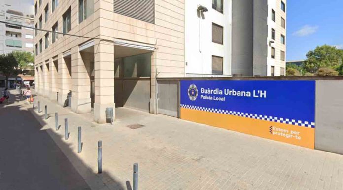 Entra armado en la comisaría de la Guardia Urbana de Hospitalet Entra armado con tres cuchillos en la comisaría de la Guardia Urbana de Hospitalet