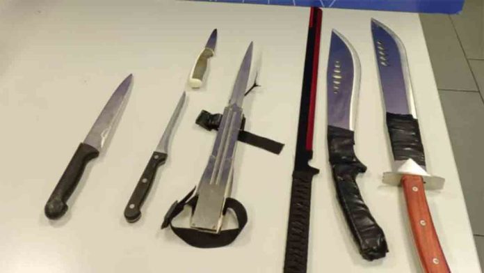 Localizan machetes y cuchillos escondidos en un parque infantil de Hospitalet