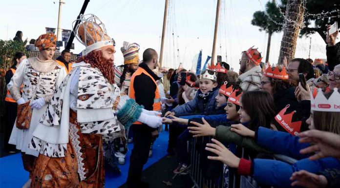 Más de 750.000 personas llenan las calles de Barcelona para recibir a los Reyes Magos Más de 750.000 personas llenan las calles de Barcelona para recibir a los Reyes Magos