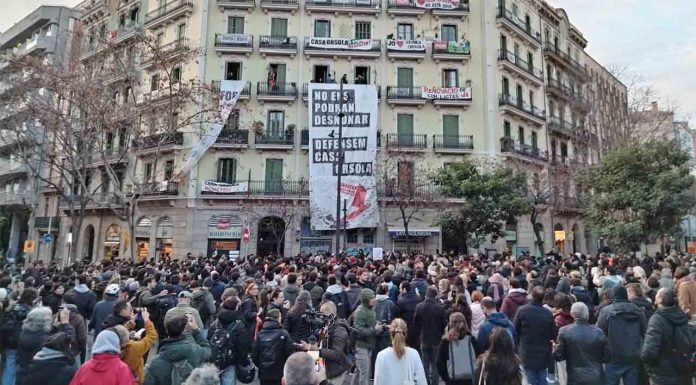 Más de un millar de personas contra el desahucio en la Casa Orsola Más de un millar de personas contra el desahucio en la Casa Orsola