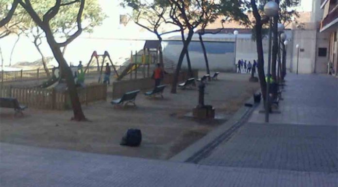 Muere un niño de 13 años al saltar un muro en el Clot en una salida escolar Muere un niño de 13 años al saltar un muro en el Clot en una salida escolar