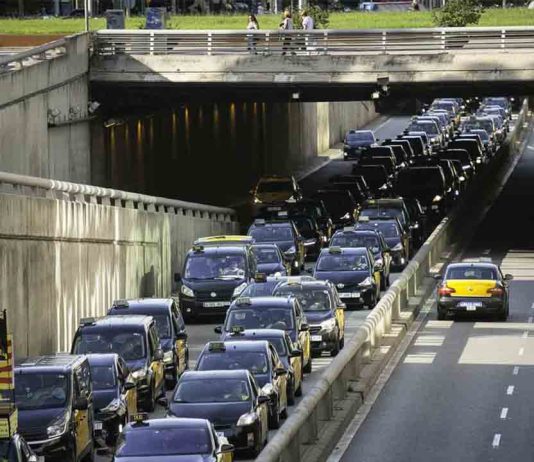 Operación Candado: Los taxistas bloquean las rondas colapsando Barcelona Operación Candado: Los taxistas bloquean las rondas colapsando Barcelona