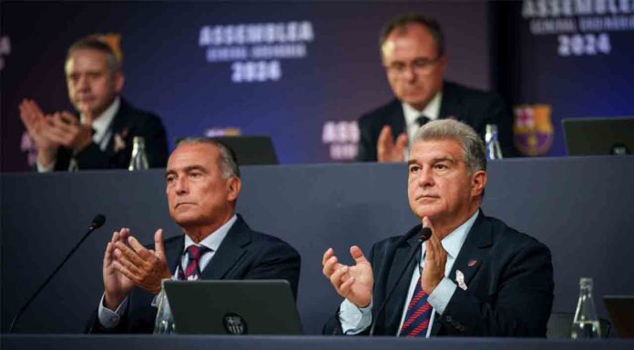 Piden en bloque la dimisión inmediata de Joan Laporta Piden en bloque la dimisión inmediata de Joan Laporta