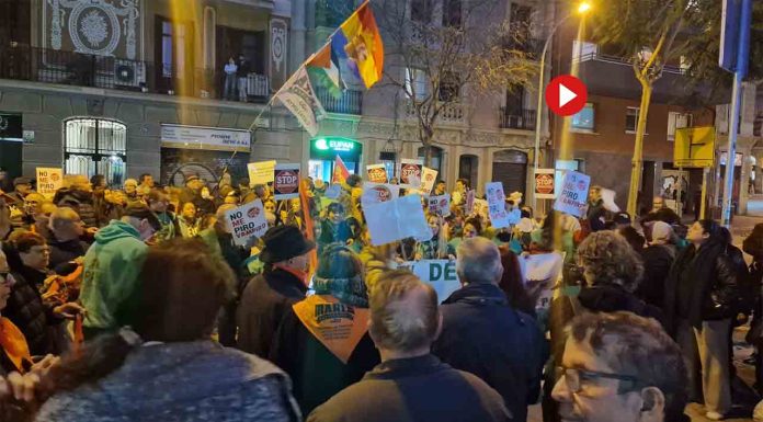 Protesta de la PAH ante la sede de Junts por la derogación de la moratoria de desahucios Protesta de la PAH ante la sede de Junts por la derogación de la moratoria de desahucios