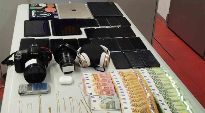 Recuperan 20 móviles robados en la habitación de un hostal en el Eixample Recuperan 20 móviles robados en la habitación de un hostal