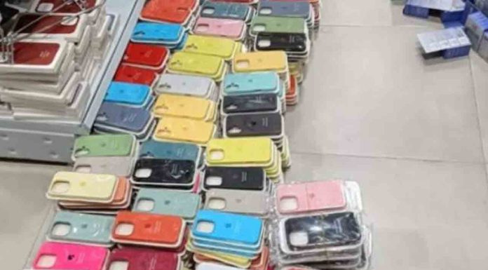 Requisan 2.600 accesorios falsos de Apple en una tienda de El Raval Requisan 2.600 accesorios falsos de Apple en una tienda de El Raval