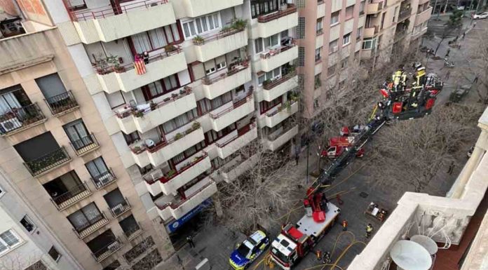 Se incendia un local de compraventa de vehículos en el Eixample Se incendia un local de compraventa de vehículos en el Eixample