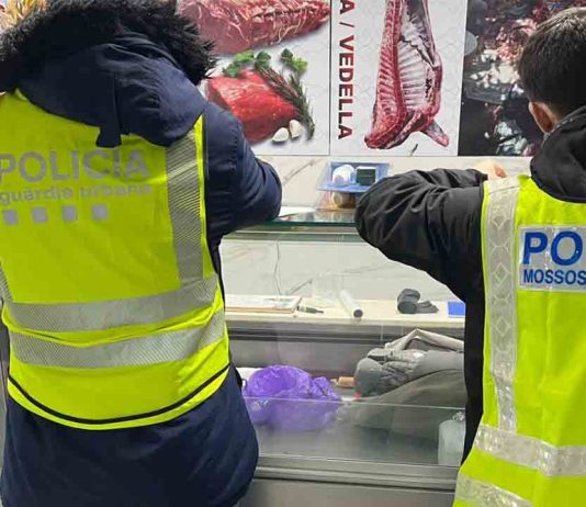 Tres detenidos en un narcolocal ocupado en El Raval Tres detenidos en un narcolocal ocupado en El Raval