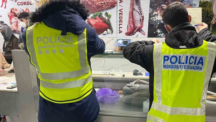 Tres detenidos en un narcolocal ocupado en El Raval