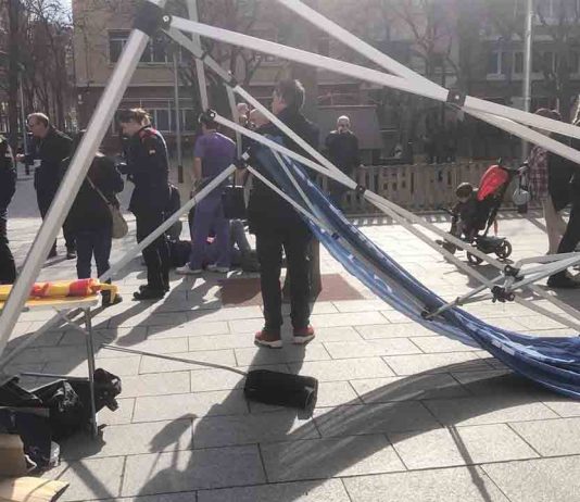 Vecinos de Les Corts expulsan del barrio a los fascistas de Aliança Catalana Vecinos de Les Corts expulsan del barrio a los fascistas de Aliança Catalana