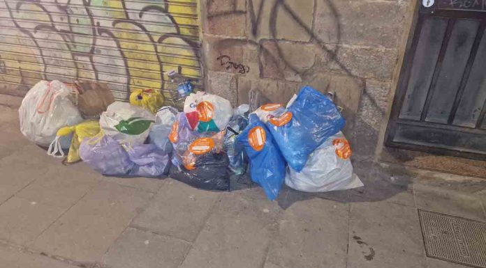 Ciutat Vella comienza a sancionar a quien ensucie las calles Ciutat Vella comienza a sancionar a quien ensucie las calles