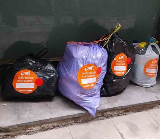 Ciutat Vella comienza una campaña contra el abandono de basura en las calles Ciutat Vella comienza una campaña contra el abandono de basura en las calles
