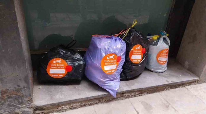 Ciutat Vella comienza una campaña contra el abandono de basura en las calles Ciutat Vella comienza una campaña contra el abandono de basura en las calles
